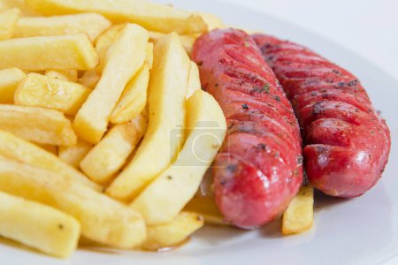 Téléchargez les photos : Saucisses, frites et saucisses - en image libre de droit
