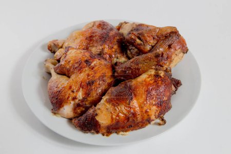 Foto de Patas de pollo asadas en el plato sobre fondo blanco - Imagen libre de derechos