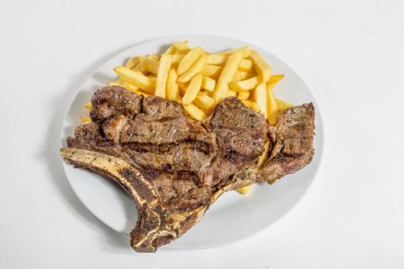 Téléchargez les photos : Steak de bœuf frit sur assiette blanche - en image libre de droit