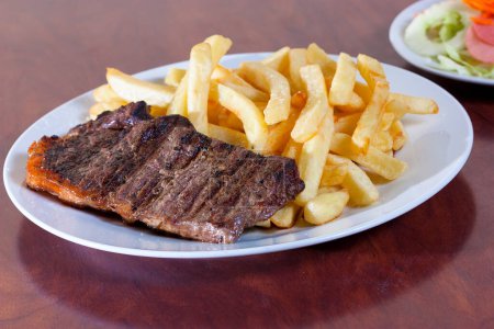 Téléchargez les photos : Steak de bœuf aux frites et légumes - en image libre de droit