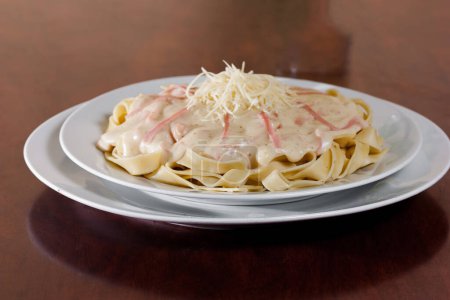 Foto de Pasta con salsa de crema en un plato - Imagen libre de derechos