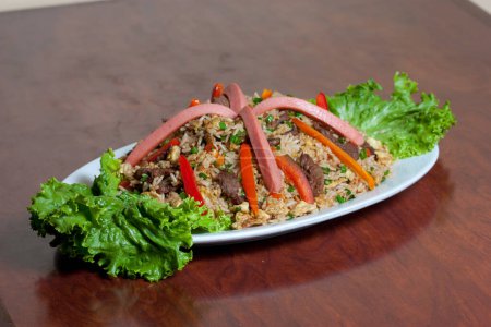 Téléchargez les photos : Salade de riz à la viande hachée - en image libre de droit