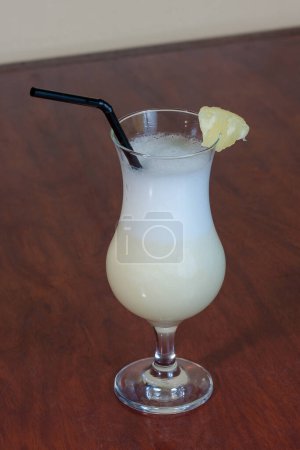 Foto de Un vaso de jugo de limón fresco con hielo - Imagen libre de derechos