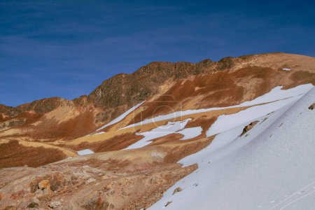 Foto de Trecking the Snowy of the Yuracochas, Montaña de Colores en los Andes centrales del Perú. 4.700 msnm en Ticlio cerca de Lima. - Imagen libre de derechos