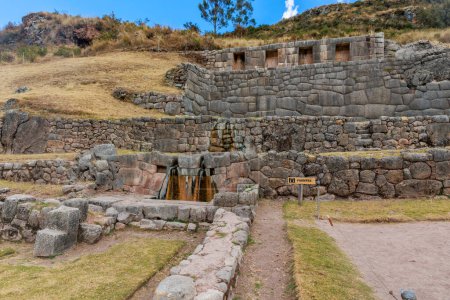 Téléchargez les photos : Touristes dans le complexe archéologique de Tambomachay Cusco, Pérou. - en image libre de droit