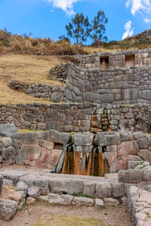 Téléchargez les photos : Touristes dans le complexe archéologique de Tambomachay Cusco, Pérou. - en image libre de droit
