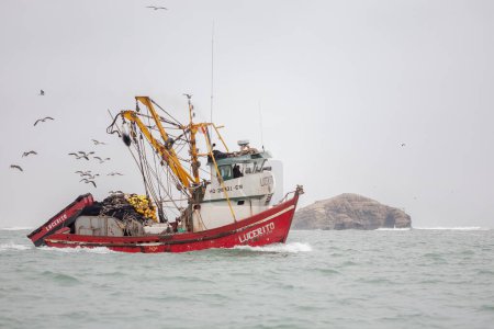 Téléchargez les photos : Bateau de pêche à la mer - en image libre de droit