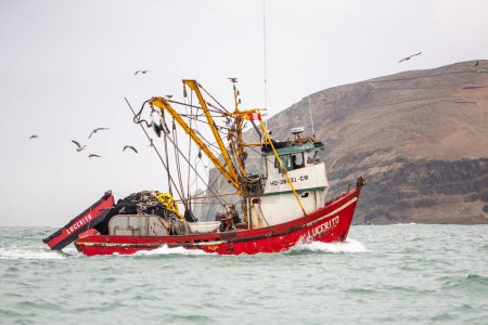 Foto de Un pescador con un barco de pesca - Imagen libre de derechos