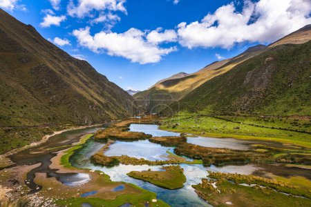 Téléchargez les photos : Huancaya, Lima Pérou, beau paysage avec des montagnes - en image libre de droit
