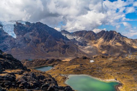 Foto de Increíble paisaje de los picos de montaña, Montaña Huaytapallana, Huancayo Perú, - Imagen libre de derechos