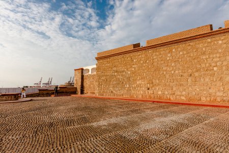 Téléchargez les photos : La forteresse Real Felipe est un bâtiment militaire construit au XVIIIe siècle dans la baie de Callao, Lima Pérou. - en image libre de droit