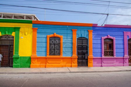 Bunte Gebäude der Altstadt von Chucuito, Callao Peru