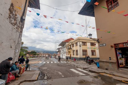 Foto de Cuenca, ecuador - 3 de diciembre, 2 0 1 6: vista de una calle en, Cajamarca Perú - Imagen libre de derechos