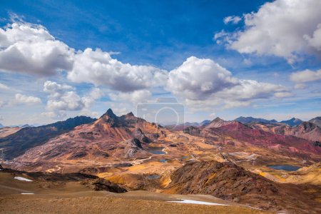 Téléchargez les photos : Les Yuracochas sont une chaîne de collines située dans les Andes centrales, idéal pour la randonnée à Lima au Pérou, Belle vue sur le lac dans les montagnes. - en image libre de droit