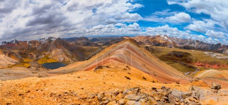 Die Yuracochas sind eine Hügelkette in den zentralen Anden, ideal zum Wandern in Lima Peru, Schöne Aussicht auf den See in den Bergen. 