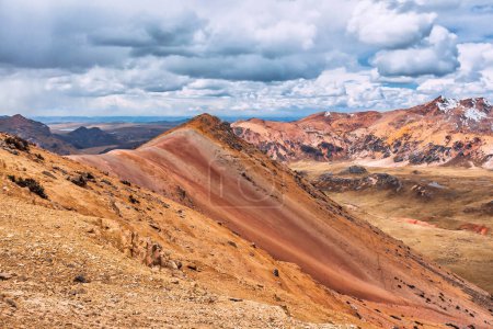 Téléchargez les photos : Les Yuracochas sont une chaîne de collines située dans les Andes centrales, idéal pour la randonnée à Lima au Pérou, Belle vue sur le lac dans les montagnes. - en image libre de droit