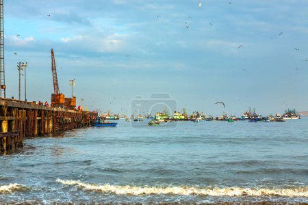 Téléchargez les photos : Vue maritime du port de Supe, du quai et des bateaux en face de la mer, Province de Barranca, Lima, Pérou. - en image libre de droit