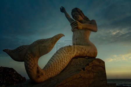 Téléchargez les photos : Statue d'une femme sur la plage Trujillo, Pérou - en image libre de droit