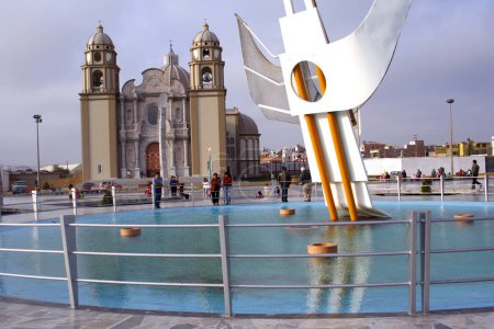 Foto de Iglesia y parque de nuevo Chimbote, Perú - Imagen libre de derechos
