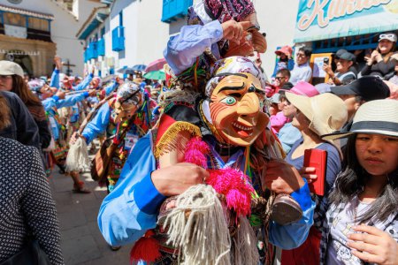 Téléchargez les photos : Les danseurs en costumes traditionnels et les foules de gens célèbrent avec des chorégraphies la fête de la Vierge del Carmen. Juillet 2023, Paucartambo. Cusco Pérou. - en image libre de droit