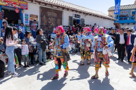Téléchargez les photos : Les danseurs en costumes traditionnels et les foules de gens célèbrent avec des chorégraphies la fête de la Vierge del Carmen. Juillet 2023, Paucartambo. Cusco Pérou. - en image libre de droit