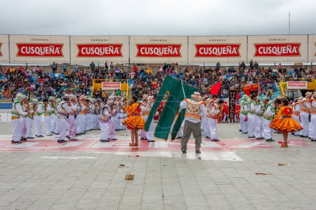 Téléchargez les photos : Candlemas Festival à Puno, Pérou. Les danseurs rendent hommage à la virg - en image libre de droit