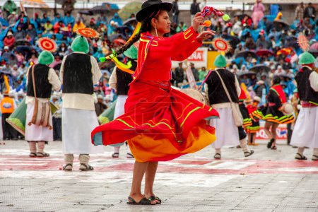 Téléchargez les photos : Festival Candelaria à Puno, Pérou. Les danseurs rendent hommage à la vierge de Candelaria avec des danses en costumes typiques. - en image libre de droit