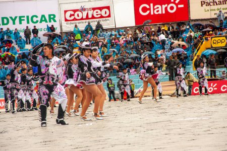 Téléchargez les photos : Festival Candelaria à Puno, Pérou. Les danseurs rendent hommage à la vierge de Candelaria avec des danses en costumes typiques. - en image libre de droit