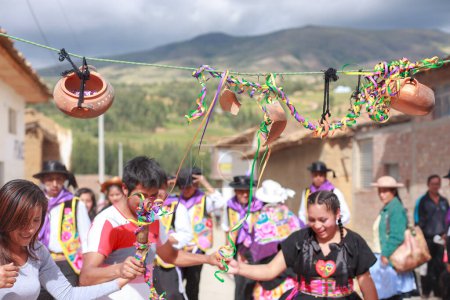Téléchargez les photos : 13 février 2016, Huancayo, Pérou. Les danseurs Huaylarsh partagent et préparent leurs répétitions pour leur performance lors des compétitions de carnaval dans la vallée de Mantaro. - en image libre de droit