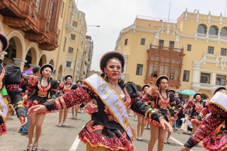 Téléchargez les photos : 4 février 2024, Lima PÉROU. Parade de la fête de la vierge de Candélabre sur la place principale de Lima. - en image libre de droit