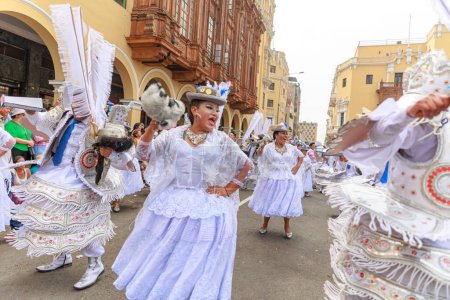 Téléchargez les photos : 4 février 2024, Lima PÉROU. Parade de la fête de la Vierge de la Candelaria sur la place principale de Lima. - en image libre de droit