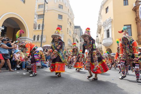 Téléchargez les photos : 4 février 2024, Lima PÉROU. Danseurs et groupes de musique au défilé de la fête de la vierge de Candelaria sur la place principale de Lima. - en image libre de droit
