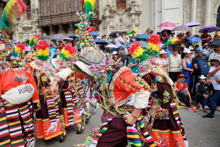 Téléchargez les photos : 4 février 2024, Lima PÉROU. Danseurs et groupes de musique au défilé de la fête de la vierge de Candelaria sur la place principale de Lima. - en image libre de droit
