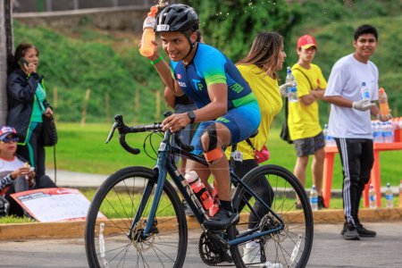 Téléchargez les photos : IRONMAN 70,3 Pérou 2023. Athlètes participant au triathlon à Lima, Pérou. - en image libre de droit