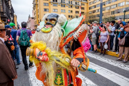 Téléchargez les photos : Festival Candelaria et danses folkloriques avec costumes typiques, Lima Pérou - en image libre de droit