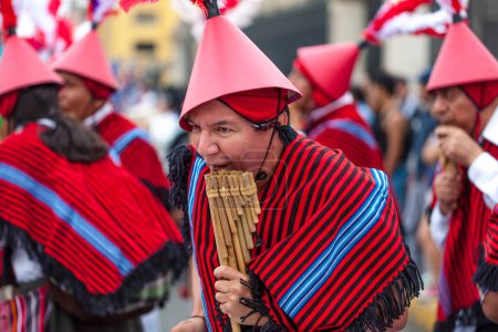 Téléchargez les photos : Festival Candelaria et danses folkloriques avec costumes typiques, Lima Pérou - en image libre de droit