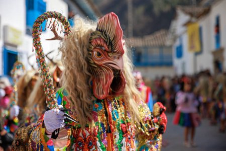 Téléchargez les photos : Fête de la Vierge del Carmen à Paucartambo, Cusco. Les danseurs et le public célèbrent la fête de la Vierge del Carmen. - en image libre de droit