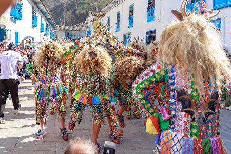 Téléchargez les photos : Fête de la Vierge del Carmen à Paucartambo, Cusco. Les danseurs et le public célèbrent la fête de la Vierge del Carmen. - en image libre de droit