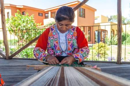 Foto de Mujer tejedora de forma artesanal, Arequipa, Perú. - Imagen libre de derechos