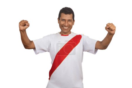 Peruaner posiert lächelnd und optimistisch im Trikot der peruanischen Nationalmannschaft