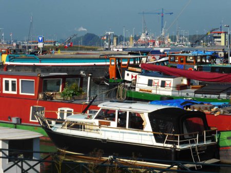 Foto de Serie de casas flotantes en el puerto interior de Ámsterdam, en el fondo las cerraduras de Oranjehaven y telas, escena colorida en un día de verano - Imagen libre de derechos