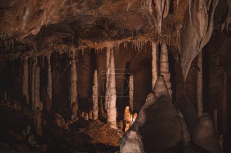 Foto de Cueva de la estalactita - creación natural de las hermosas y extrañas formaciones estalactitas - Imagen libre de derechos