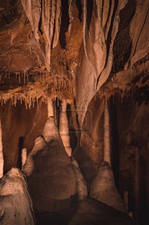 Téléchargez les photos : Grotte stalactite - création naturelle des formations stalactites belles et bizarres - en image libre de droit