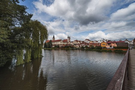 Téléchargez les photos : Vue de Telc à travers l'étang avec reflets, site du patrimoine mondial de l'Unesco, Moravie du Sud, République tchèque. - en image libre de droit