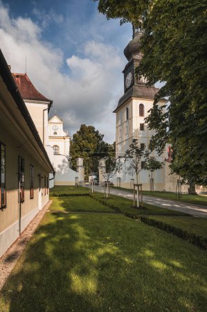 Téléchargez les photos : Zdar nad Sazavou, République tchèque - 8 août 2022 : Le château et les livres de musée de la ville Zdar nad Sazavou avant la tempête.UNESCOLe château est un monument architectural - en image libre de droit