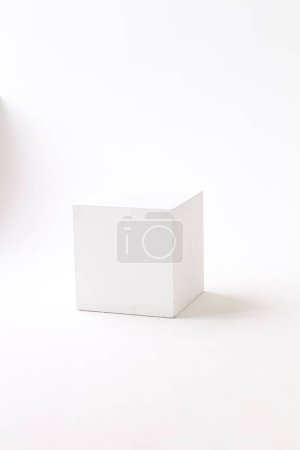 Foto de Tarjetas de visita blancas en blanco aisladas sobre un fondo. - Imagen libre de derechos