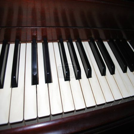 Téléchargez les photos : Touches de piano sur fond noir - en image libre de droit