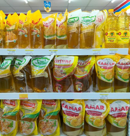 Téléchargez les photos : Indomaret, Tarakan : 27 juillet 2023-Indomaret minimarket qui est situé dans la zone de Tarakan sur le côté de la route principale, l'un des présentoirs vend diverses marques d'huile de cuisson - en image libre de droit