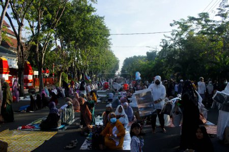 Téléchargez les photos : Sidoarjo, Java Est, Indonésie - 10 avril 2024 : Beaucoup de gens prient l'Aïd Moubarak dans la cour de la mosquée. - en image libre de droit