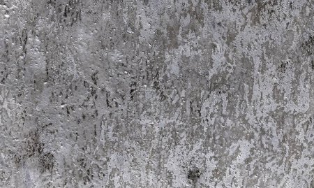 Foto de Fragmento áspero de pared Textura con arañazos y grietas Fondo de pared blanco de estuco. Color vintage de fondo gris y textura angustiada esponjosa en suaves pinceladas mezcladas con manchas grunge blancas y fondo de borde o textura con arañazos. - Imagen libre de derechos